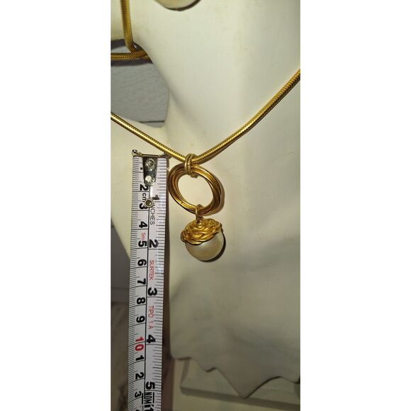Anne Klein Vintage Faux Pearl Earrings and Pendant Necklace Gold Tone - Picture 10 of 11